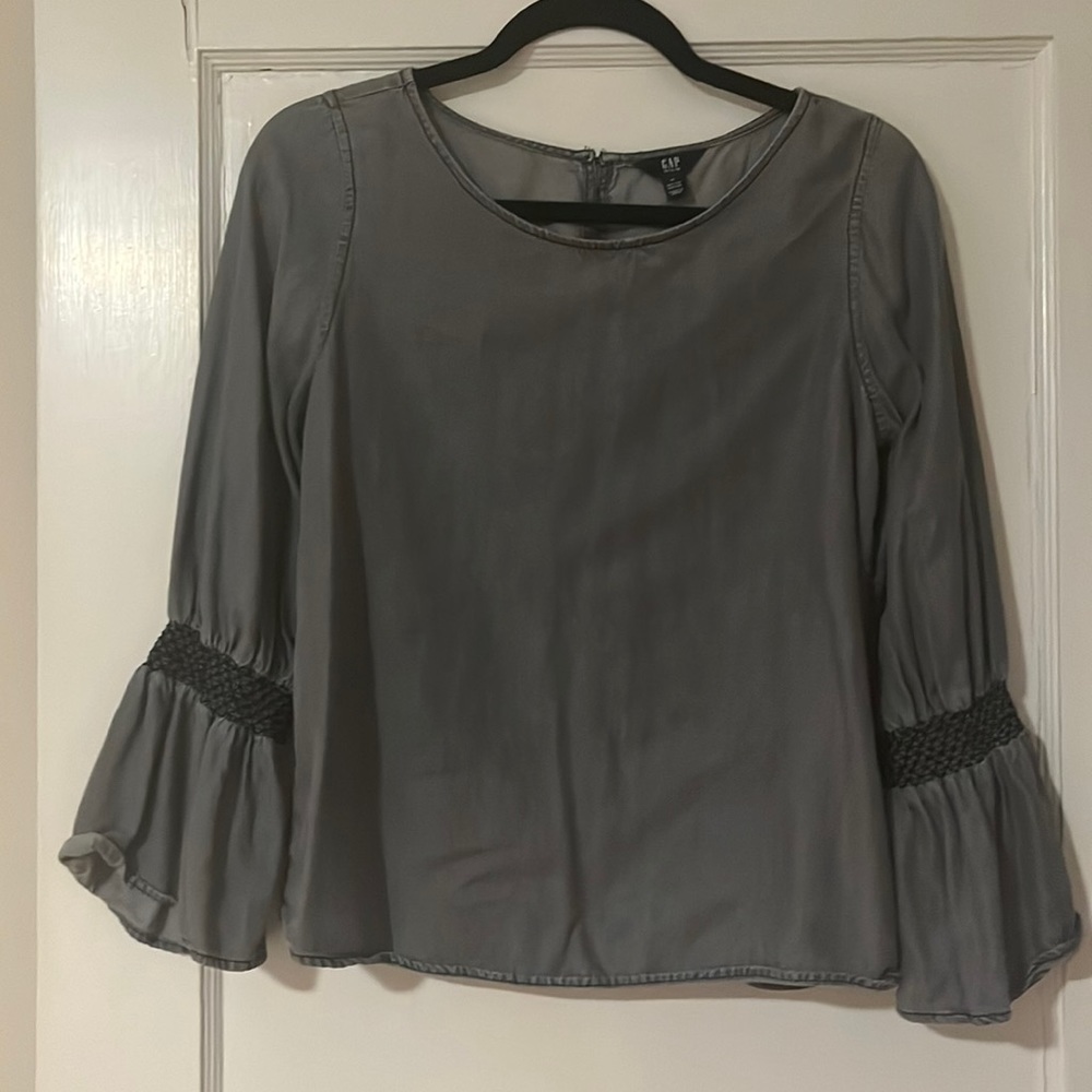 Gap blouse. Cute sleeves. Size xs